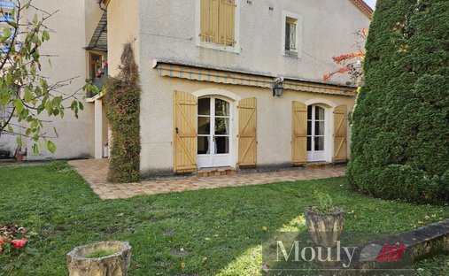An Urban Chateau Dating Back To 1930 With An Outhouse, A Swimming Pool And Tree Dotted Grounds