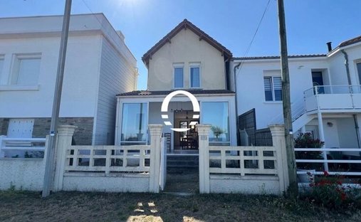 Castle for Sale in Saint-Michel-Chef-Chef, Pays de la Loire, France