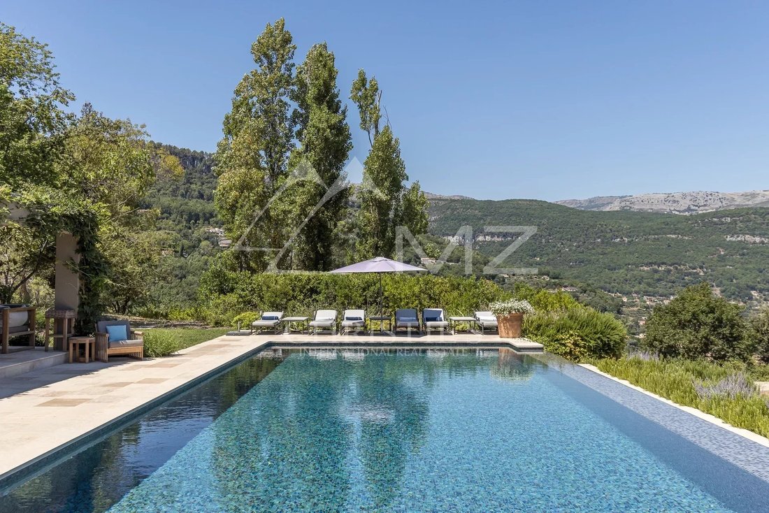 Villa in Châteauneuf-Grasse, Provence-Alpes-Côte d'Azur, France 2 - 12498481