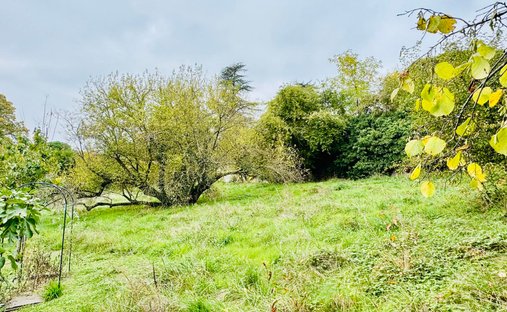Castle for Sale in Saint-Julien-en-Genevois, Auvergne-Rhône-Alpes, France