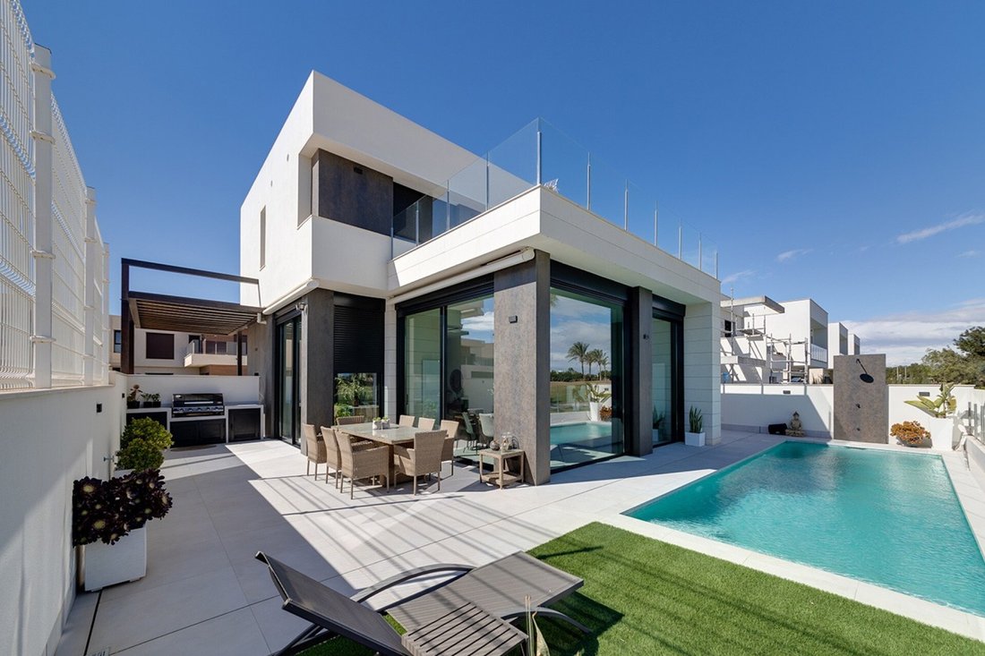 Villa in Pilar de la Horadada, Valencian Community, Spain 1 - 14812351