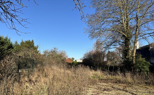 Land in Côte Saint Louis, Garches, France 1