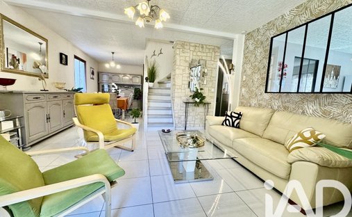 Castle for Sale in Saint-Julien-en-Genevois, Auvergne-Rhône-Alpes, France