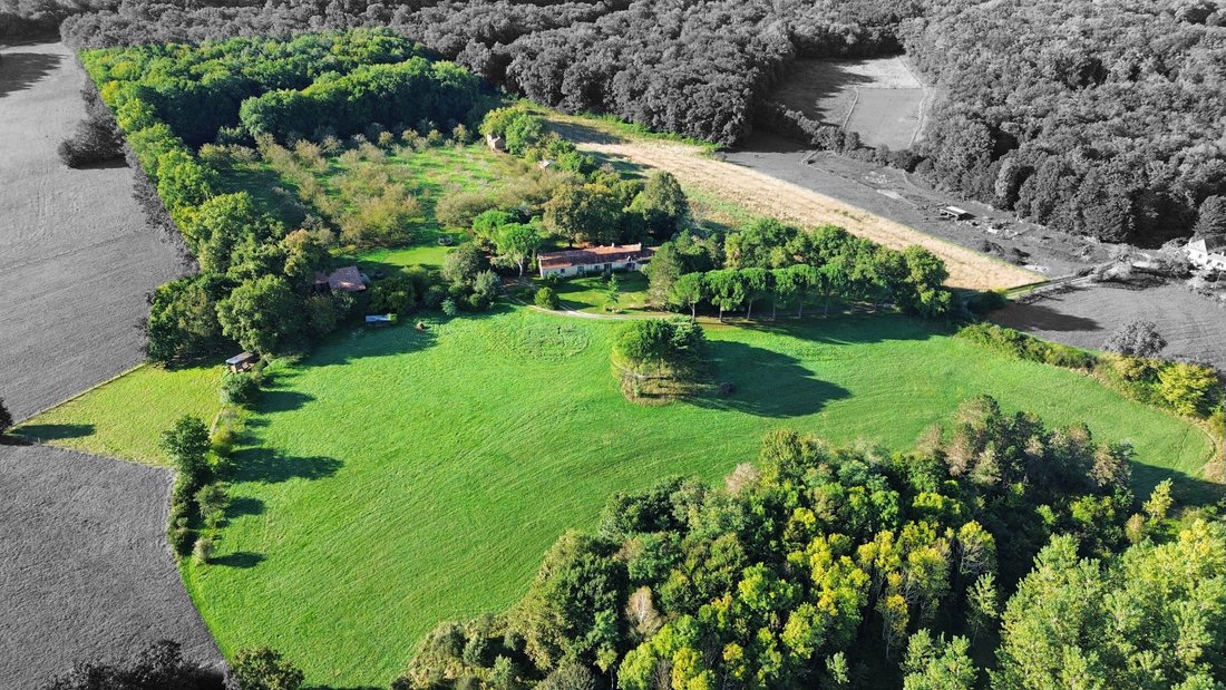 Estate in Cause-de-Clerans, Nouvelle-Aquitaine, France 1 - 16539372