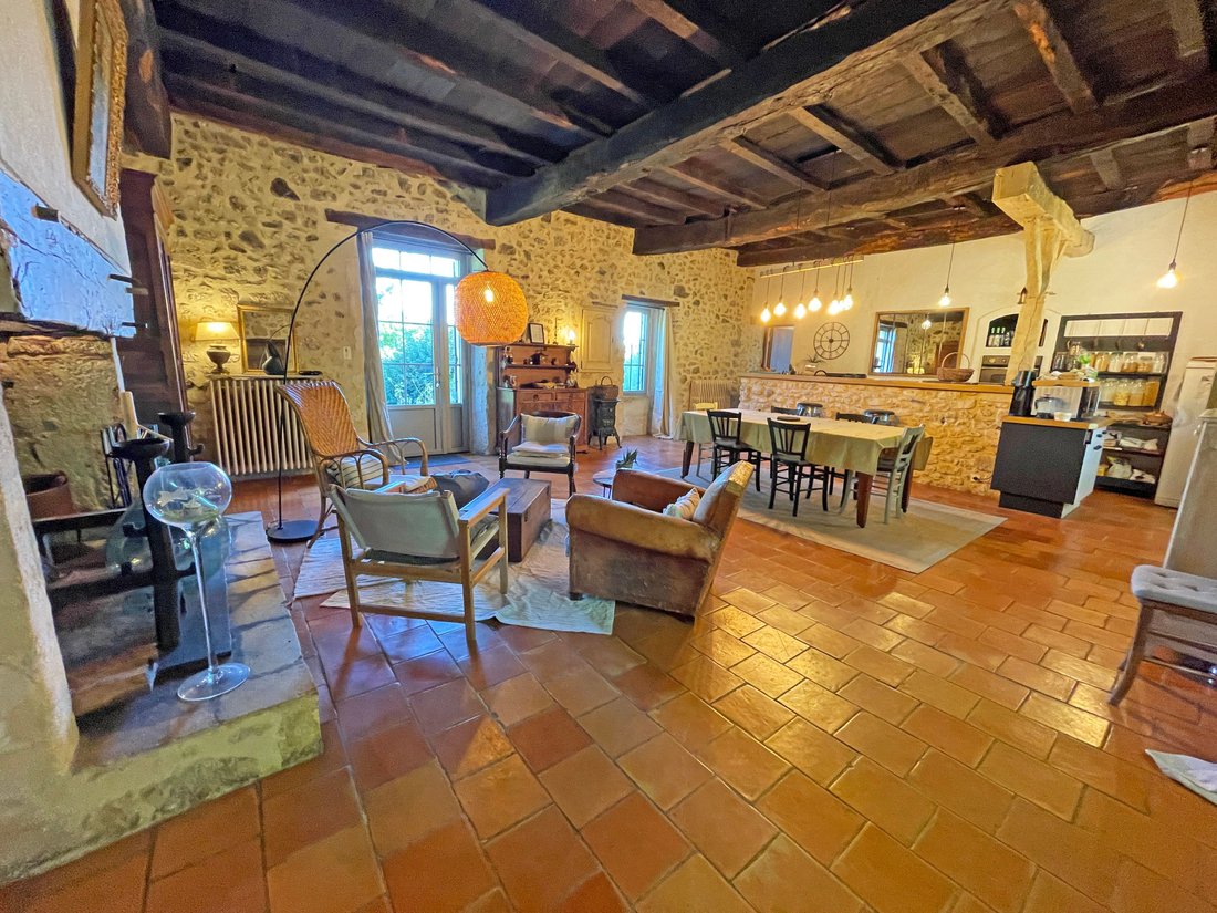 Estate in Cause-de-Clerans, Nouvelle-Aquitaine, France 5 - 16539372