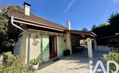 Castle for Sale in Saint-Julien-en-Genevois, Auvergne-Rhône-Alpes, France