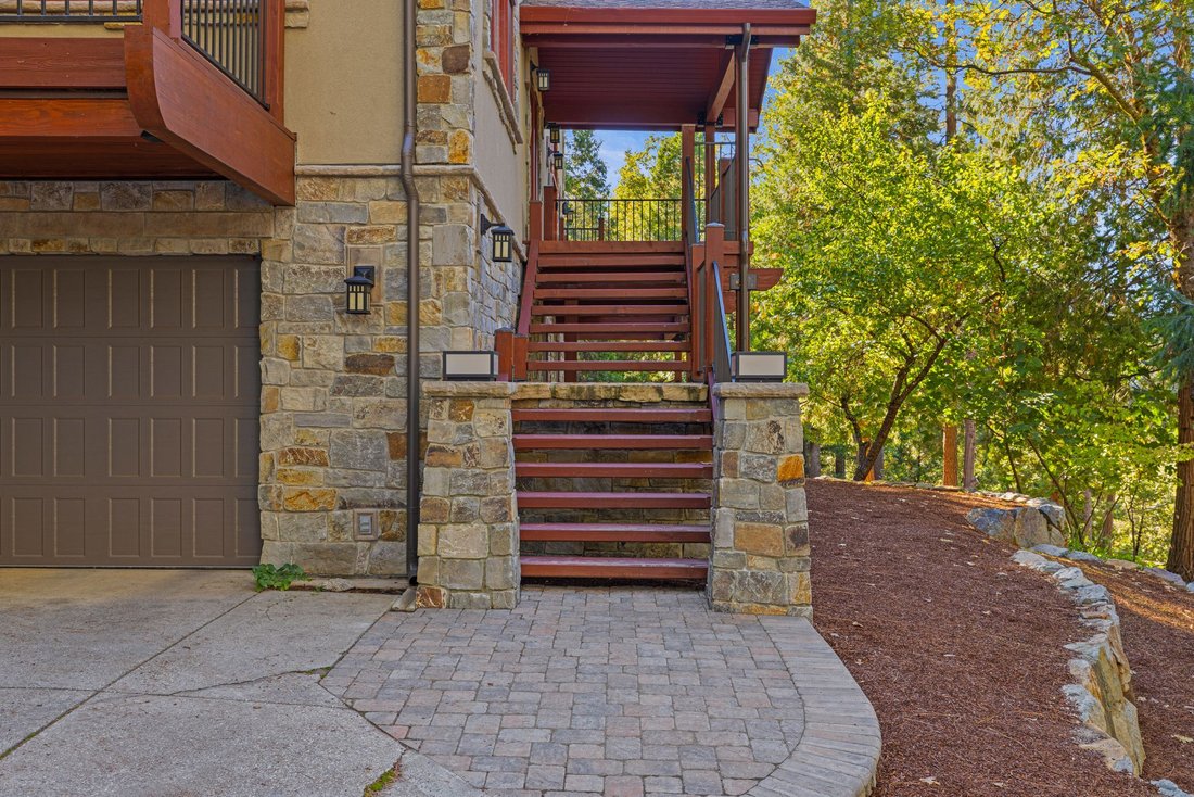 Nevada City, California, United States 4 - 16540324
