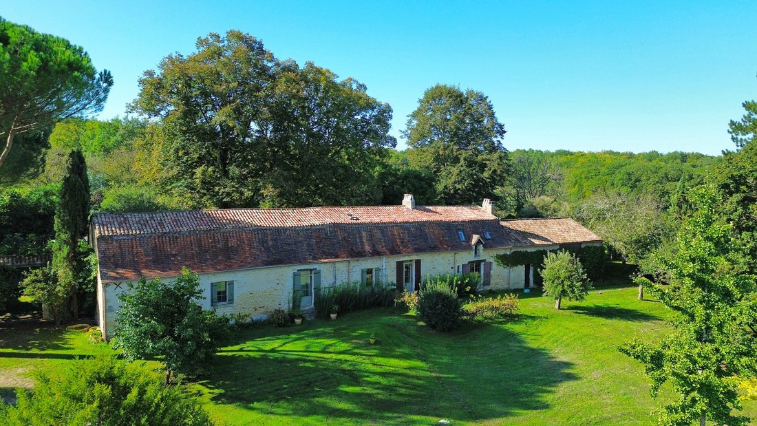 Estate in Cause-de-Clerans, Nouvelle-Aquitaine, France 3 - 16539372