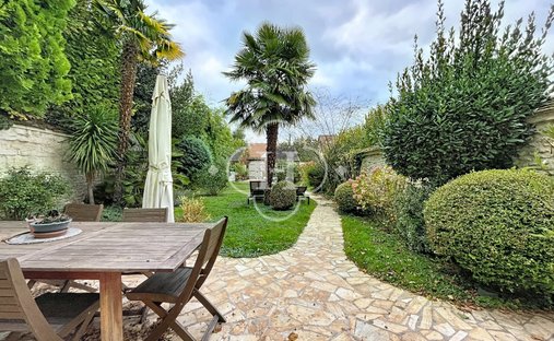 House in Bas, Maule, France 1