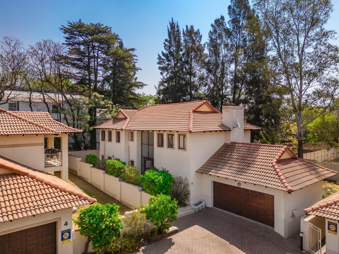 Estate in Sandton, Gauteng, South Africa 4 - 16551599