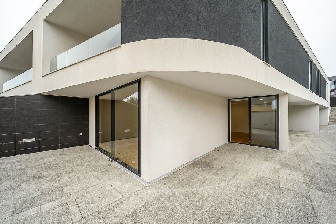 Luxurious 4 Bedroom Villa 150 Meters From In Madalena, Porto District ...