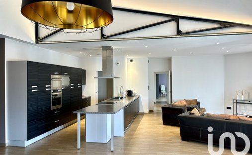 Château 3800 M² Sur Terrain 22ha