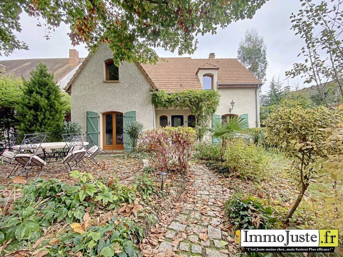 House in Le Mesnil-Saint-Denis, Ile-de-France, France 1 - 16549585