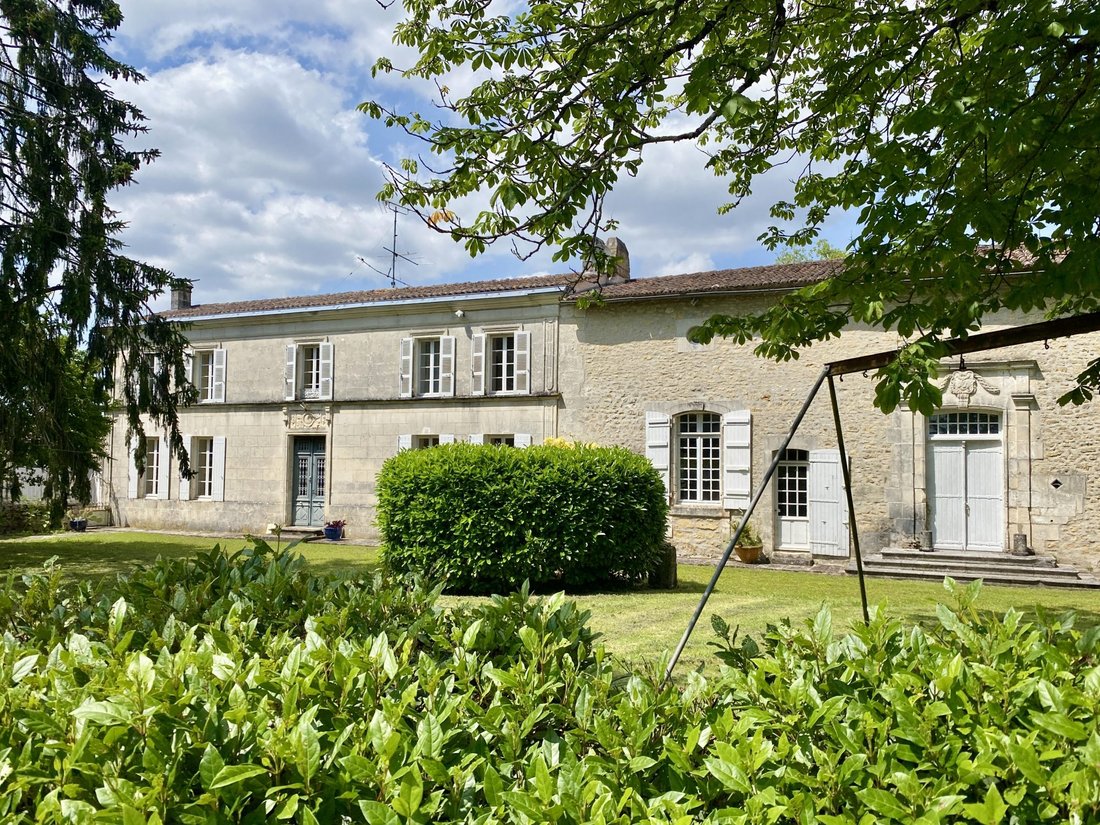Chateau in Saint-Andre-de-Lidon, Nouvelle-Aquitaine, France 1 - 16549463