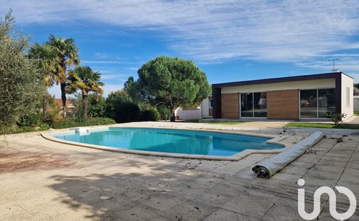 1h30 From Paris By Tgv – An Exceptional Listed 16th/18th/19th Century Chateau With Annexes And A Swi