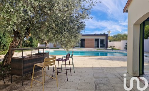 1h30 From Paris By Tgv – An Exceptional Listed 16th/18th/19th Century Chateau With Annexes And A Swi