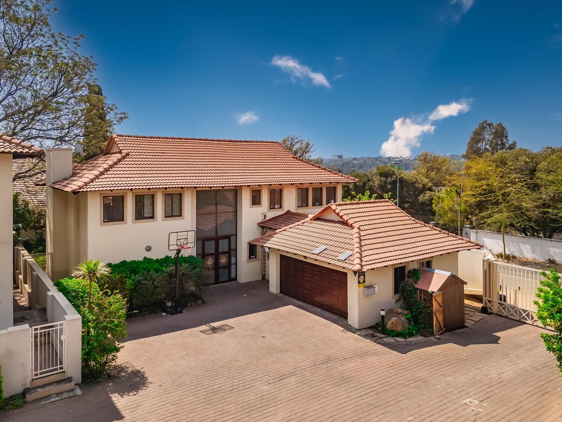 Estate in Sandton, Gauteng, South Africa 3 - 16551599