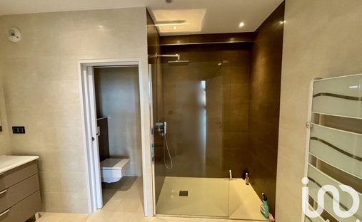 Château 3800 M² Sur Terrain 22ha