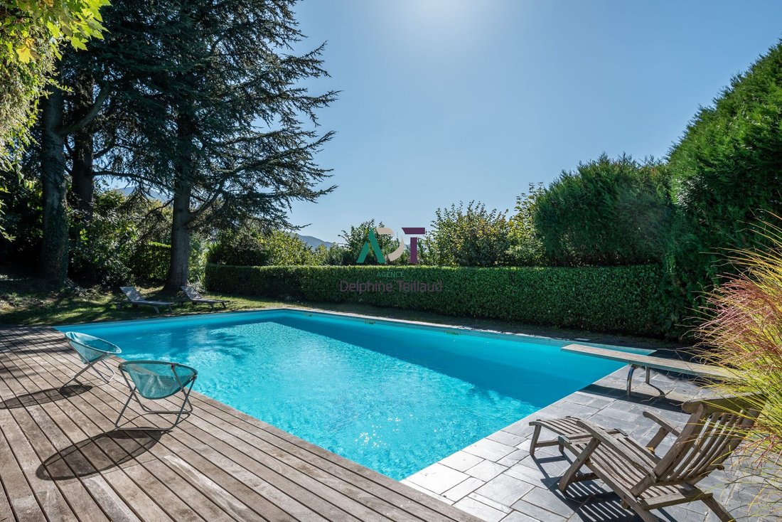 Estate in Saint-Martin-d'Uriage, Auvergne-Rhône-Alpes, France 4 - 16549512