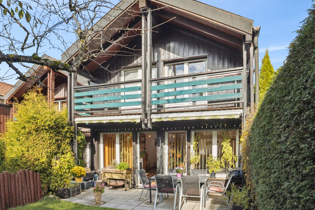 Charming Family Home With Garden And 2 Garages!