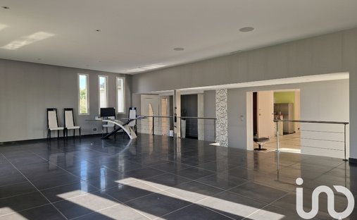 1h30 From Paris By Tgv – An Exceptional Listed 16th/18th/19th Century Chateau With Annexes And A Swi