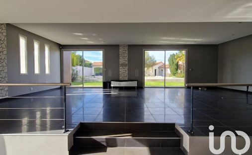 1h30 From Paris By Tgv – An Exceptional Listed 16th/18th/19th Century Chateau With Annexes And A Swi