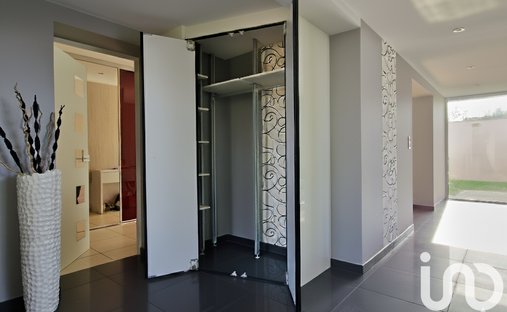 1h30 From Paris By Tgv – An Exceptional Listed 16th/18th/19th Century Chateau With Annexes And A Swi