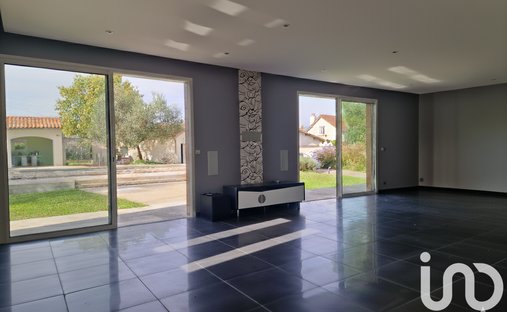 1h30 From Paris By Tgv – An Exceptional Listed 16th/18th/19th Century Chateau With Annexes And A Swi