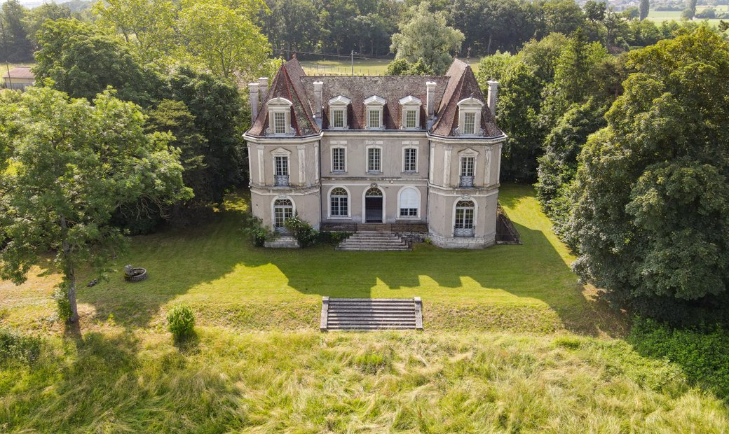 Castle for Sale in Saint-Julien-en-Genevois, Auvergne-Rhône-Alpes, France