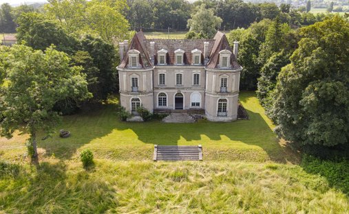 Castle in Saint-Julien-en-Genevois, Auvergne-Rhône-Alpes, France 1