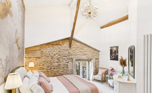 5 Min From Sainte Foy La Grande: Historic Castle Of 600m², Its Vineyard Of 85ha, Gîtes, Stable And 3