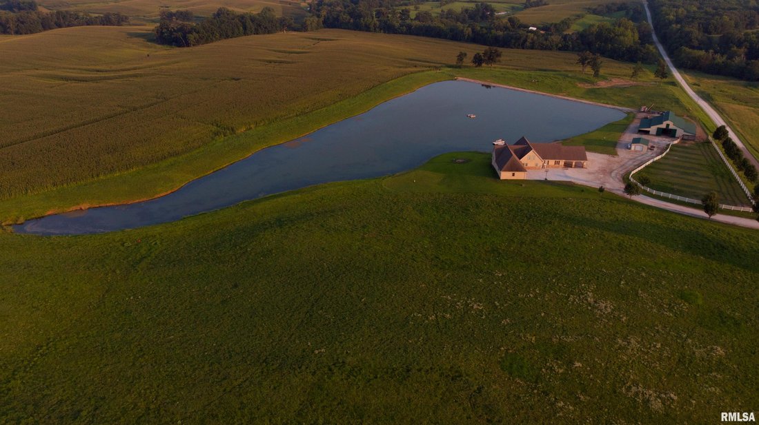 House in Camp Point, Illinois, United States 2 - 16559149