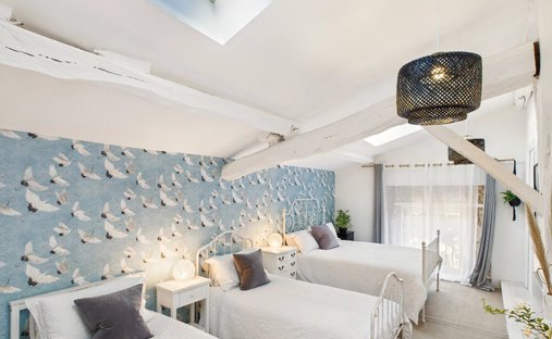 5 Min From Sainte Foy La Grande: Historic Castle Of 600m², Its Vineyard Of 85ha, Gîtes, Stable And 3