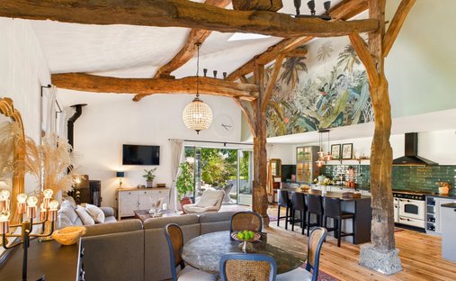 5 Min From Sainte Foy La Grande: Historic Castle Of 600m², Its Vineyard Of 85ha, Gîtes, Stable And 3