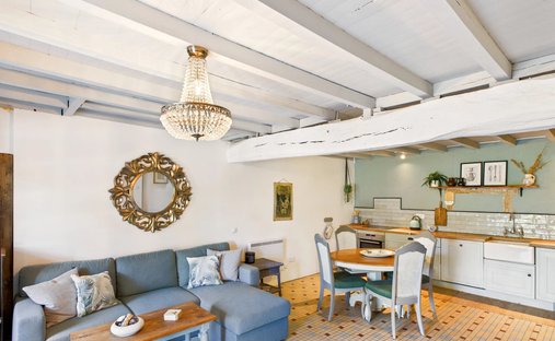 5 Min From Sainte Foy La Grande: Historic Castle Of 600m², Its Vineyard Of 85ha, Gîtes, Stable And 3