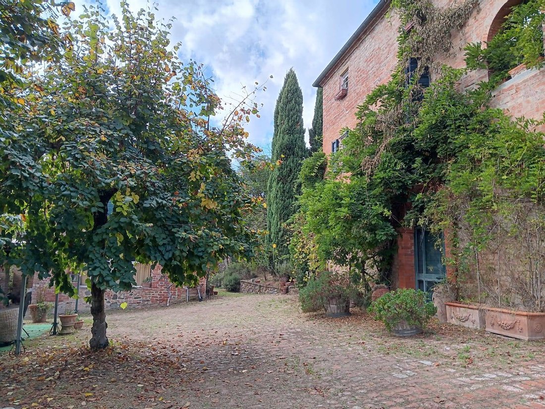 Estate in Sinalunga, Tuscany, Italy 4 - 16556537