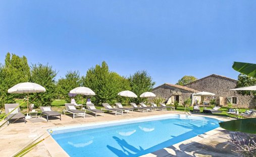 5 Min From Sainte Foy La Grande: Historic Castle Of 600m², Its Vineyard Of 85ha, Gîtes, Stable And 3