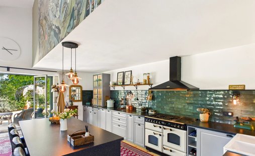 5 Min From Sainte Foy La Grande: Historic Castle Of 600m², Its Vineyard Of 85ha, Gîtes, Stable And 3