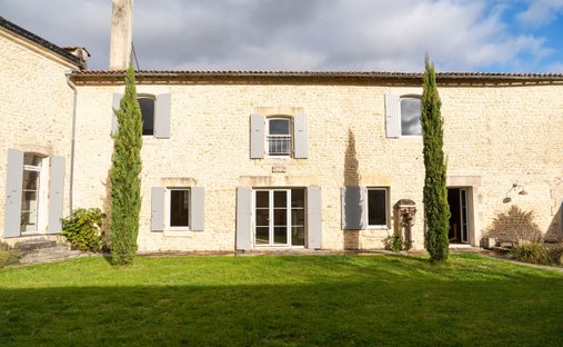 Castle for Sale in Saint-Jean-d'Angély, Nouvelle-Aquitaine, France