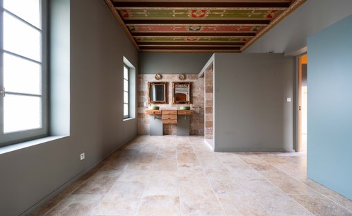 Castle for Sale in Saint-Jean-d'Angély, Nouvelle-Aquitaine, France