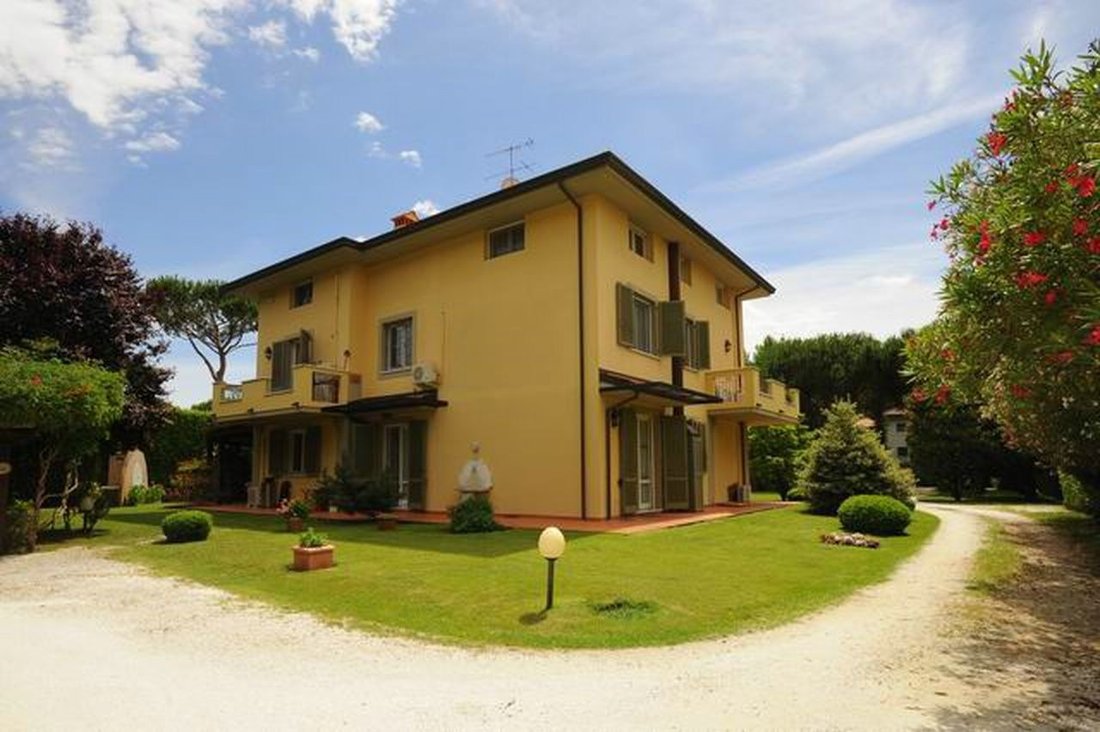 Villa in Center, Massa, Italy 3 - 16555709