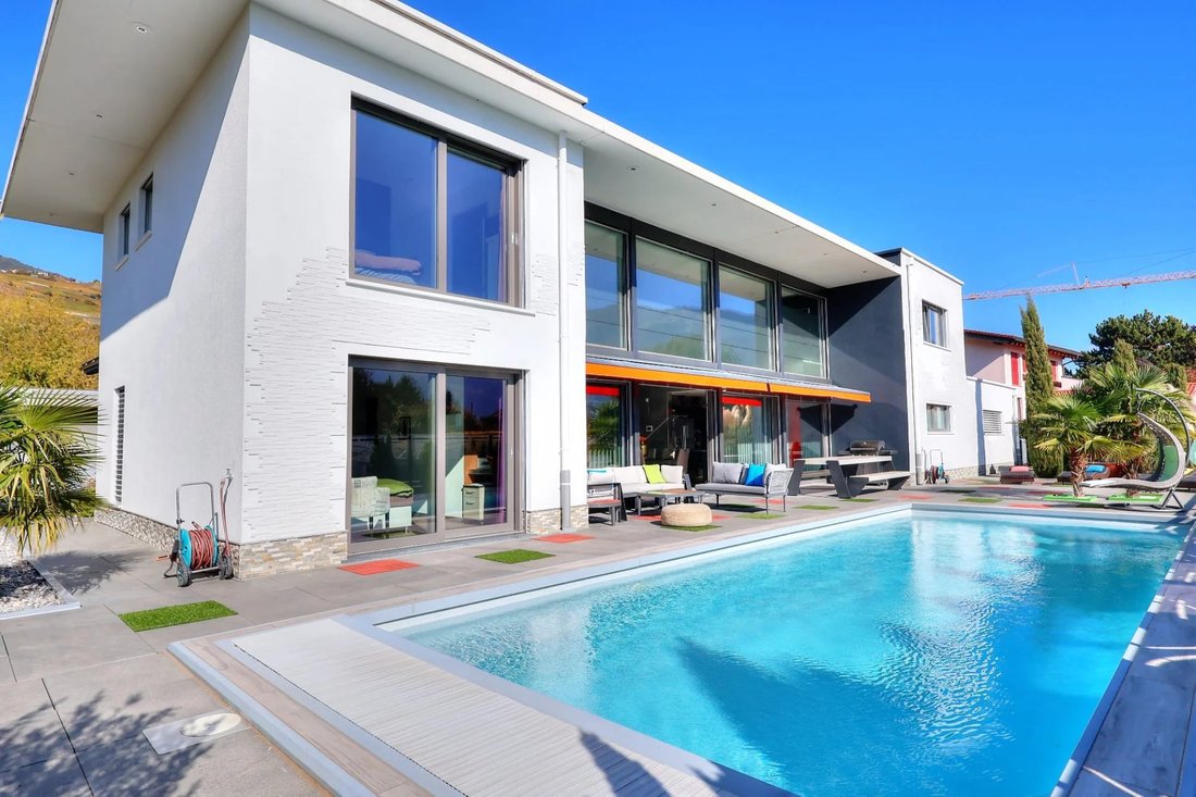 Prestigieuse Villa Individuelle De 6.5 Pièces Avec Piscine Et Ascenseur
