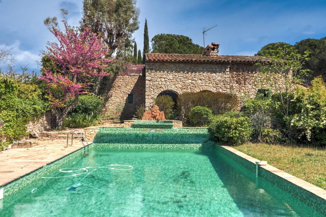 Estate in Bagnols-en-Forêt, Provence-Alpes-Côte d'Azur, France 3 - 16556794