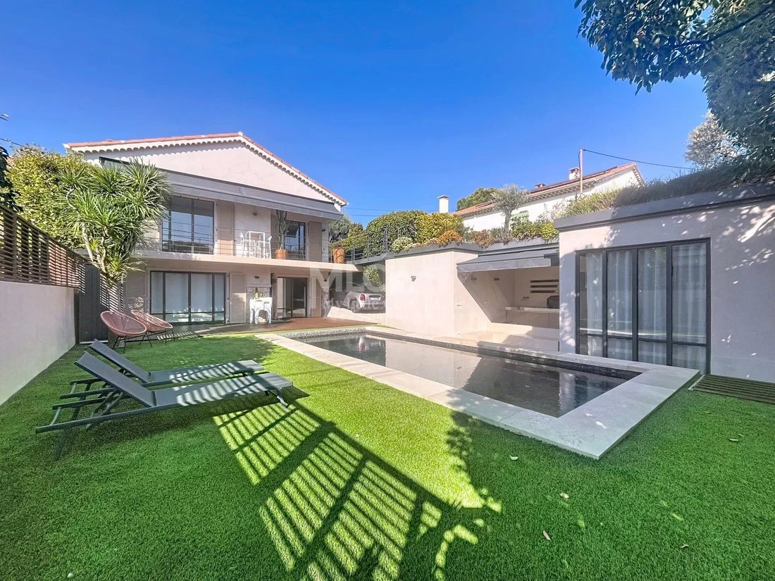 House in Antibes, Provence-Alpes-Côte d'Azur, France 1 - 16558079