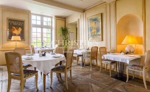 Elegant 18th Century Manor With Towers In The Heart Of Gascony