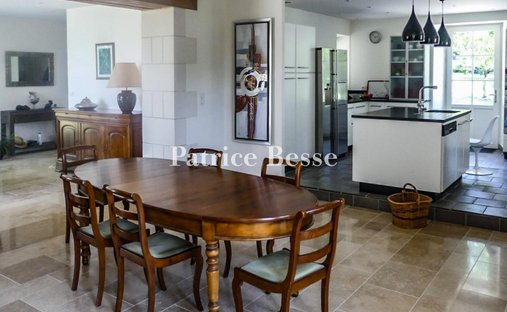 19th C. Property With Lake And Guest Houses