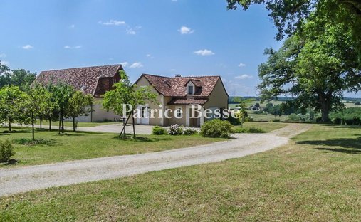 19th C. Property With Lake And Guest Houses