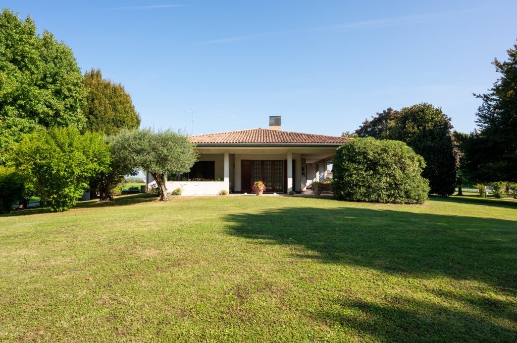 Villa in Roncade, Veneto, Italy 2 - 16555771