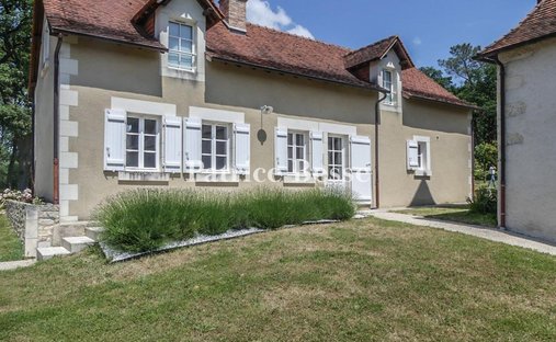 19th C. Property With Lake And Guest Houses