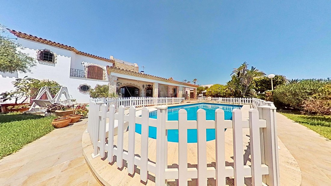 Chalet in Santa Pola, Valencian Community, Spain 1 - 16557625